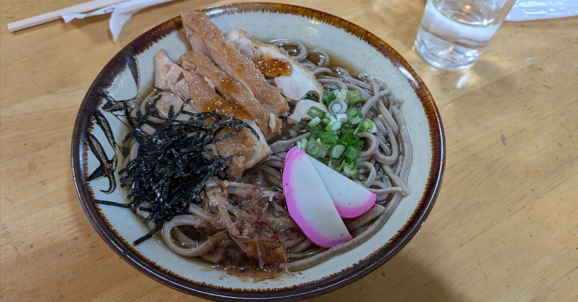 神社の参道で出会った、心温まる一杯!「宮本旅館」の絶品鶏そば